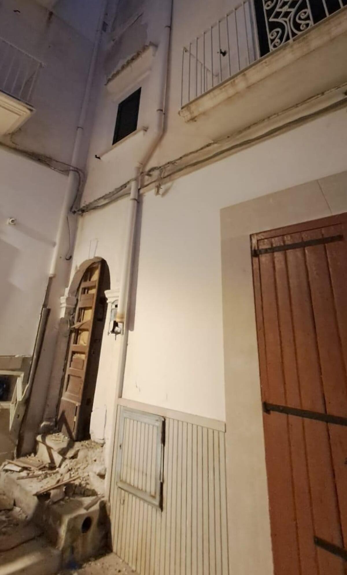Vieste, bomba su portone di ingresso abitazione - 