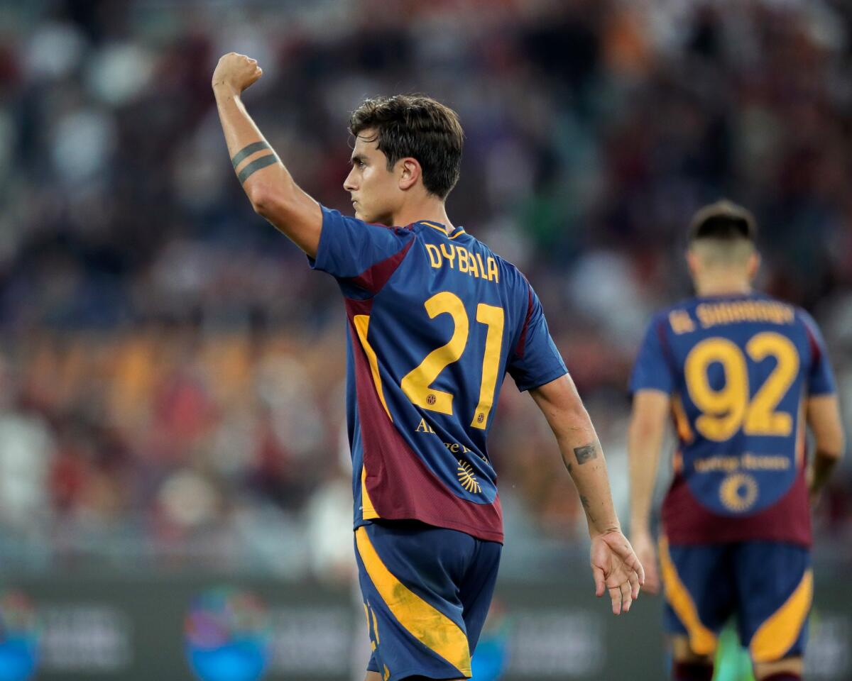 Paulo Dybala: si allontana il rinnovo nella Roma per la prossima stagione - ROME, ITALY - SEPTEMBER 22: Paulo Dybala of AS Roma celebrates scoring his team's second goal during the Serie A match between AS Roma and Udinese at Stadio Olimpico on September 22, 2024 in Rome, Italy. (Photo by Paolo Bruno/Getty Images)