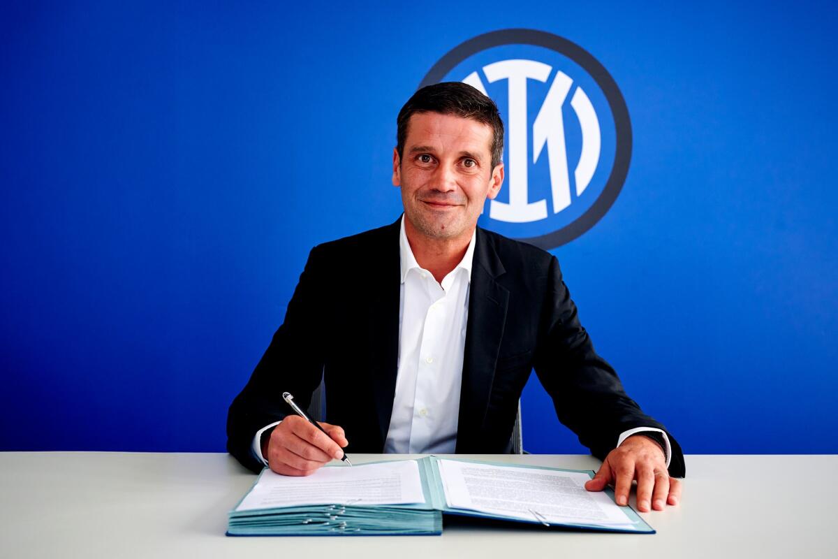 Chivu difende Bisseck e Calhanoglu - MILAN, ITALY - JUNE 06: FC Internazionale Unveil New Coach Cristian Chivu at Inter HQ on June 06, 2025 in Milan, Italy. (Photo by Mattia Ozbot - Inter/Inter via Getty Images)