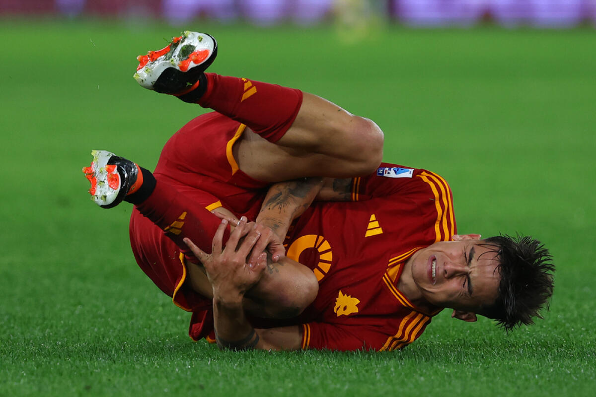 Roma, emergenza in difesa per il derby: out Dybala, dubbio Hermoso - Rome, Italy 07.01.2024: Paulo Dybala of Roma injured  during the Italy Serie A TIM 2023-2024 championship, football match between AS Roma vs Atalanta at Olympic Stadium in Rome.