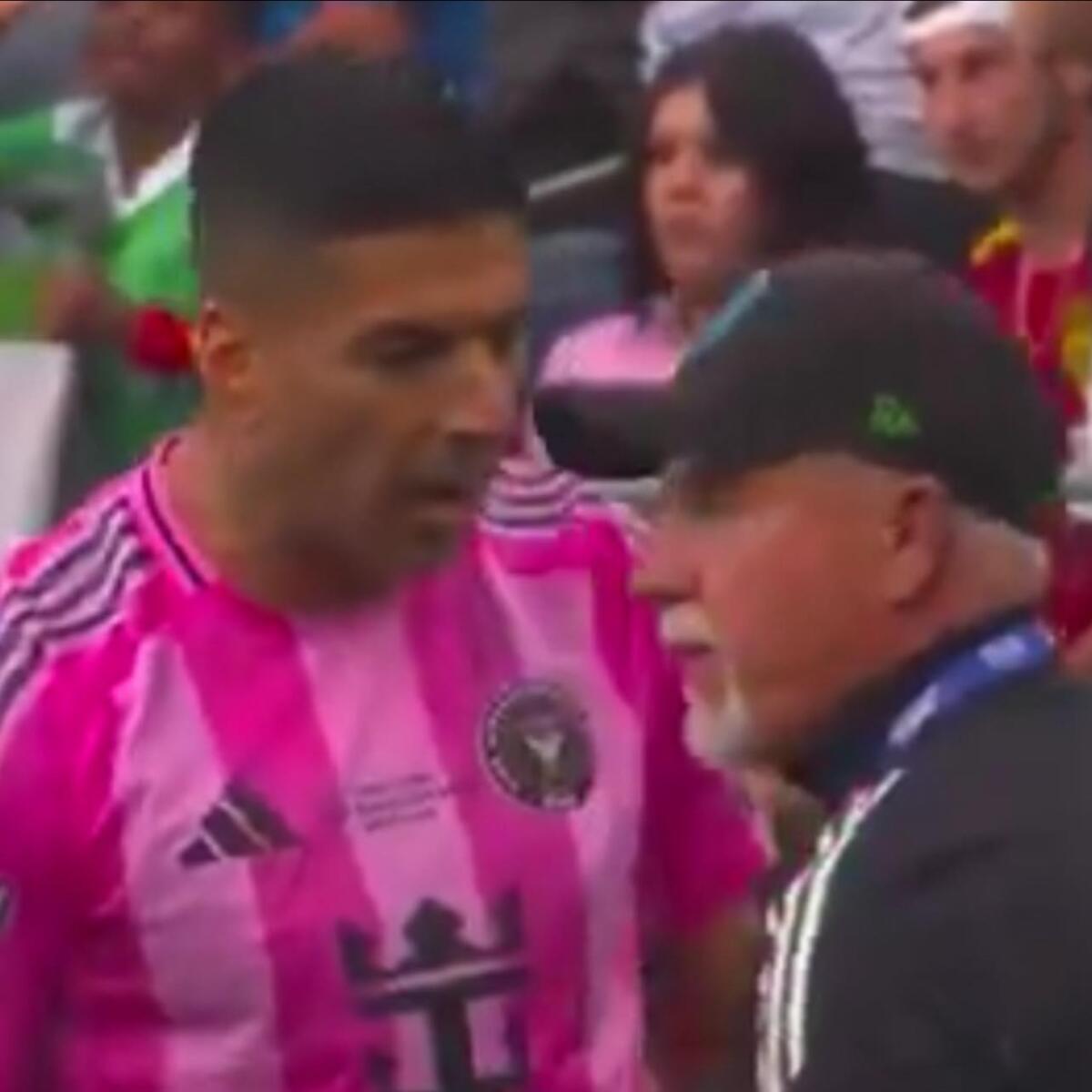 Suarez protagonista in negativo anche negli States: 6 giornate di squalifica per uno sputo - 