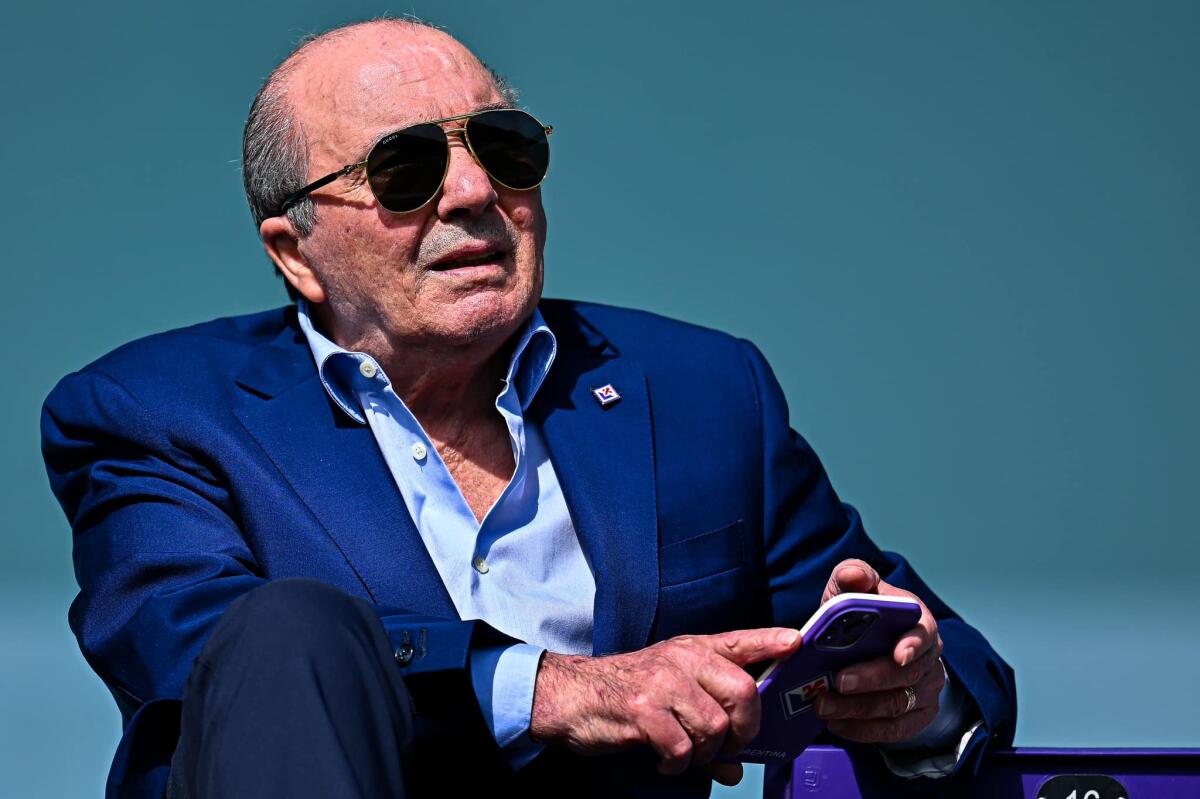 Fiorentina, futuro in bilico per Richardson: è duello tra Siviglia e Verona - FLORENCE, ITALY - MAY 6: Rocco Commisso, chairman of Fiorentina, looks on prior to kick-off in the Women Serie A Playoffs match between ACF Fiorentina and Juventus at Viola Park on May 6, 2024 in Florence, Italy. (Photo by Simone Arveda/Getty Images)