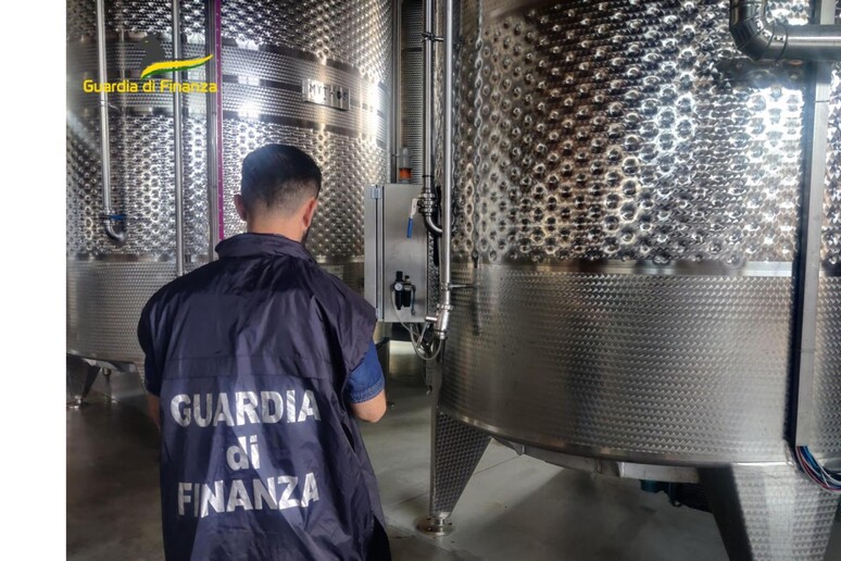 Sequestrati oltre 12mila ettolitri di vino privo di tracciabilità