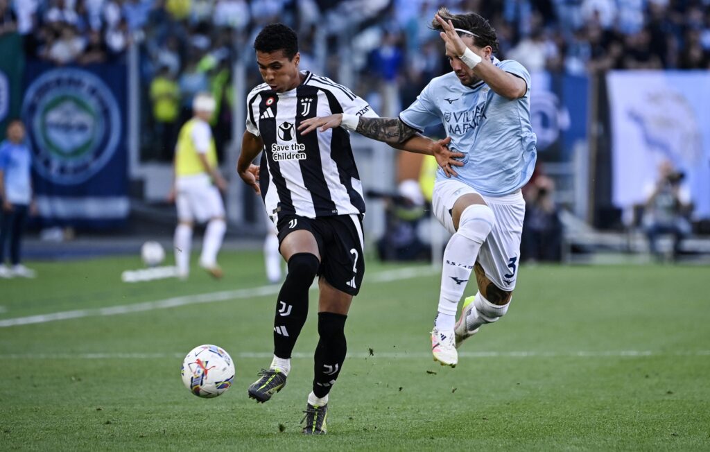Juventus' Alberto Costa (L) in action against Lazio's Luca Pellegrini (R) during the Serie A soccer match between SS Lazio and Juventus FC at the Olimpico stadium in Rome, Italy, 10 May 2025. ANSA/RICCARDO ANTIMIANI