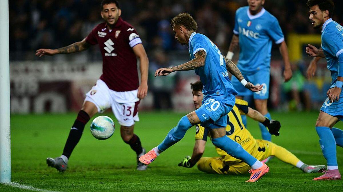 Il Napoli falcidiato dalle essenze perde a Torino senza demeritare. Gol-vittoria dell'ex Simeone - Torino Napoli  1 0 
Gol annullato a Lang