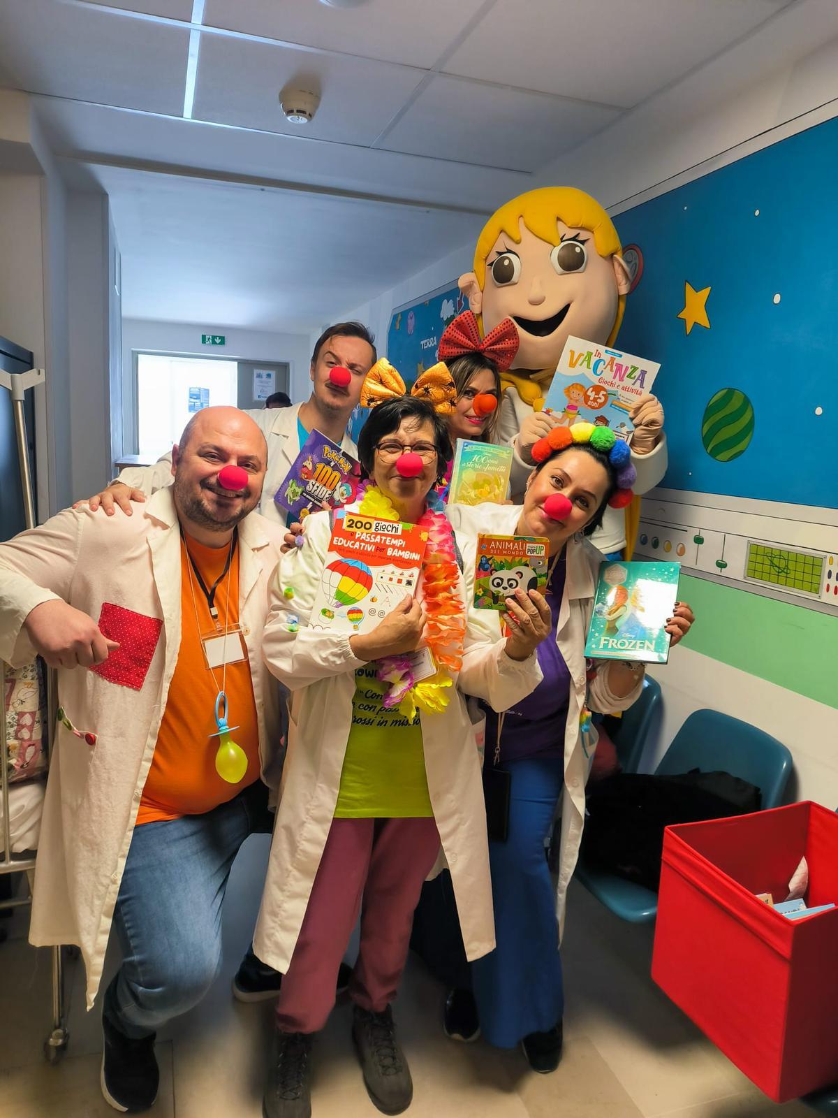 Un carretto di sorrisi e storie: i Clown Dottori de “Il Cuore Foggia” portano libri ai bimbi del Policlinico - 