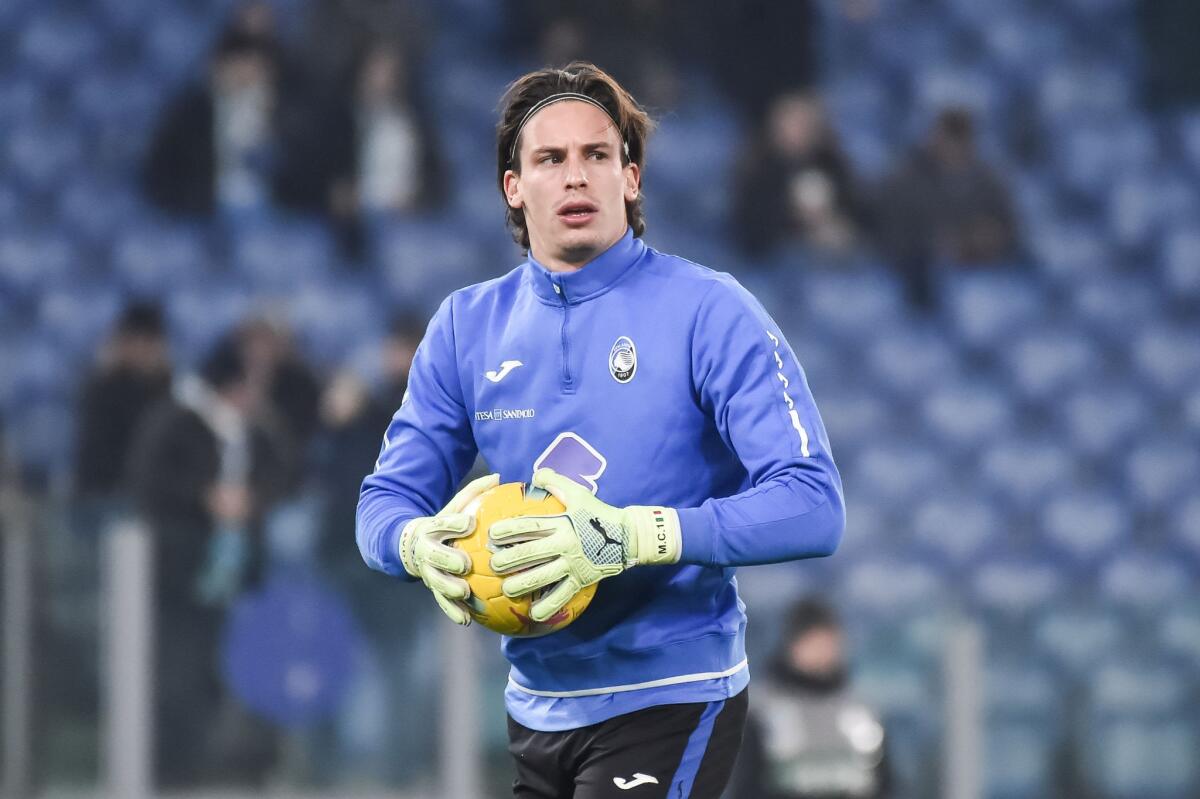 I portieri per la 6^ giornata di campionato - ROME, ITALY - DECEMBER 28:  Marco Carnesecchi of Atalanta BC looks on during warm-ups before the Serie A match between SS Lazio and Atalanta at Stadio Olimpico on December 28, 2024 in Rome, Italy. (Photo by Ivan Romano/Getty Images)