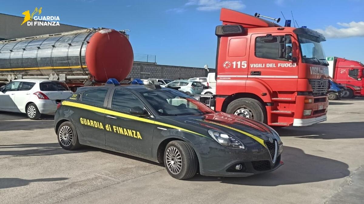 La Guardia di Finanza dona 52mila litri di gasolio ai Vigili del Fuoco - 