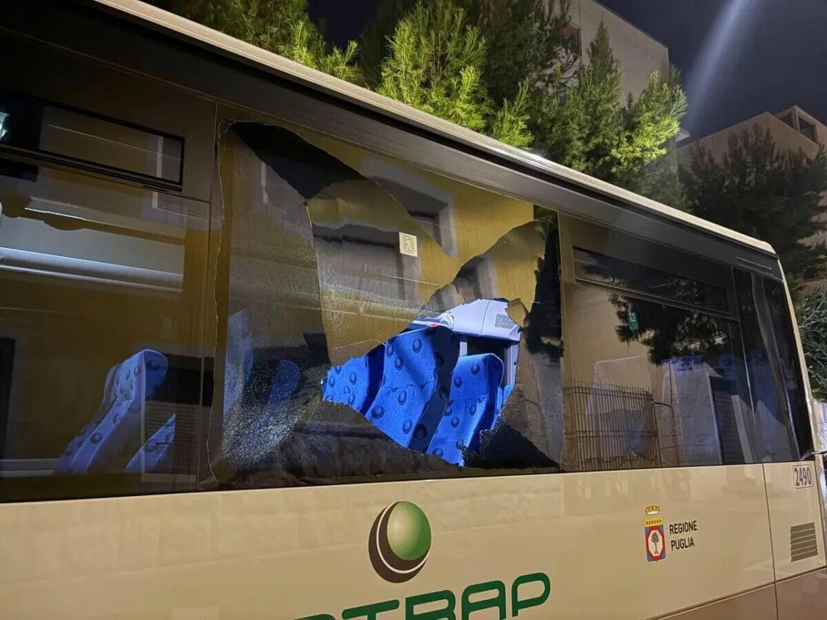 Foggia, identificati i due teppisti che hanno lanciato un sasso contro autobus - 
