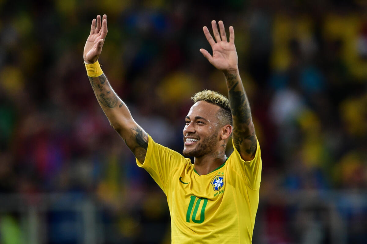 Neymar all'Inter? Cosa c'è di vero - Neymar of Brazil greets fans after his team defeated Serbia in their Group E match during the FIFA World Cup 2018 in Moscow, Russia, 27 June 2018.

Neymar looks like Taiwan-based Chinese-American singer and actor Peter Ho.