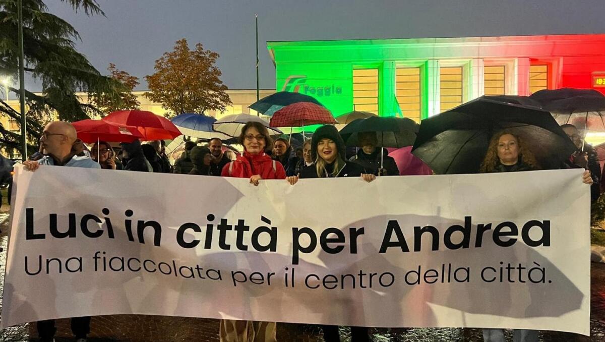 Foggia scende in piazza contro le baby gang dopo l’aggressione ad Andrea - 