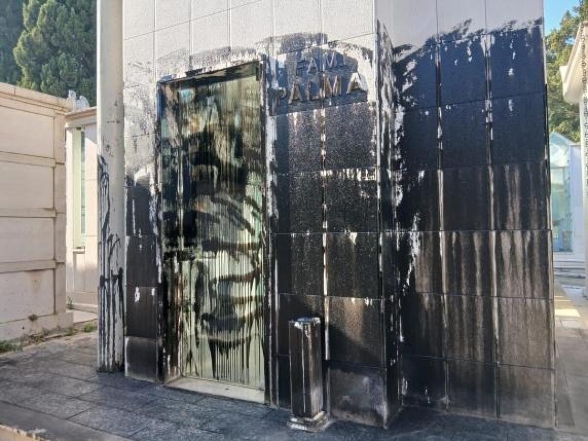 Torremaggiore, vandalizzate lapidi e cappelle del cimitero - 