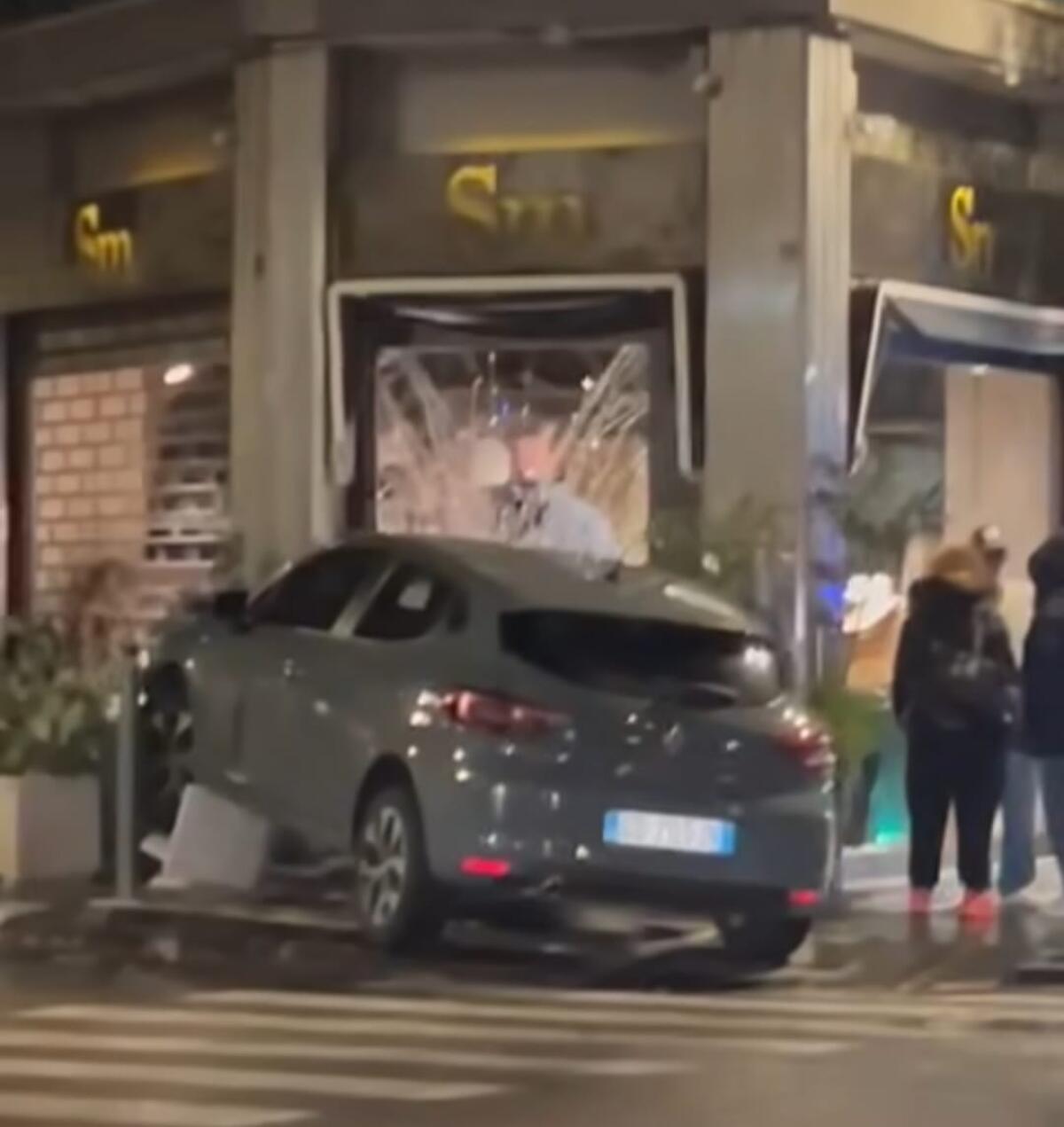 Foggia, auto sfonda la vetrina di un negozio in centro: danni ingenti ma nessun ferito - 