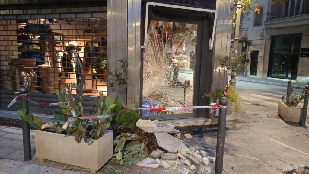 Foggia, auto sfonda la vetrina di un negozio in centro: danni ingenti ma nessun ferito