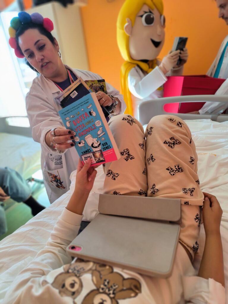 Un carretto di sorrisi e storie: i Clown Dottori de “Il Cuore Foggia” portano libri ai bimbi del Policlinico