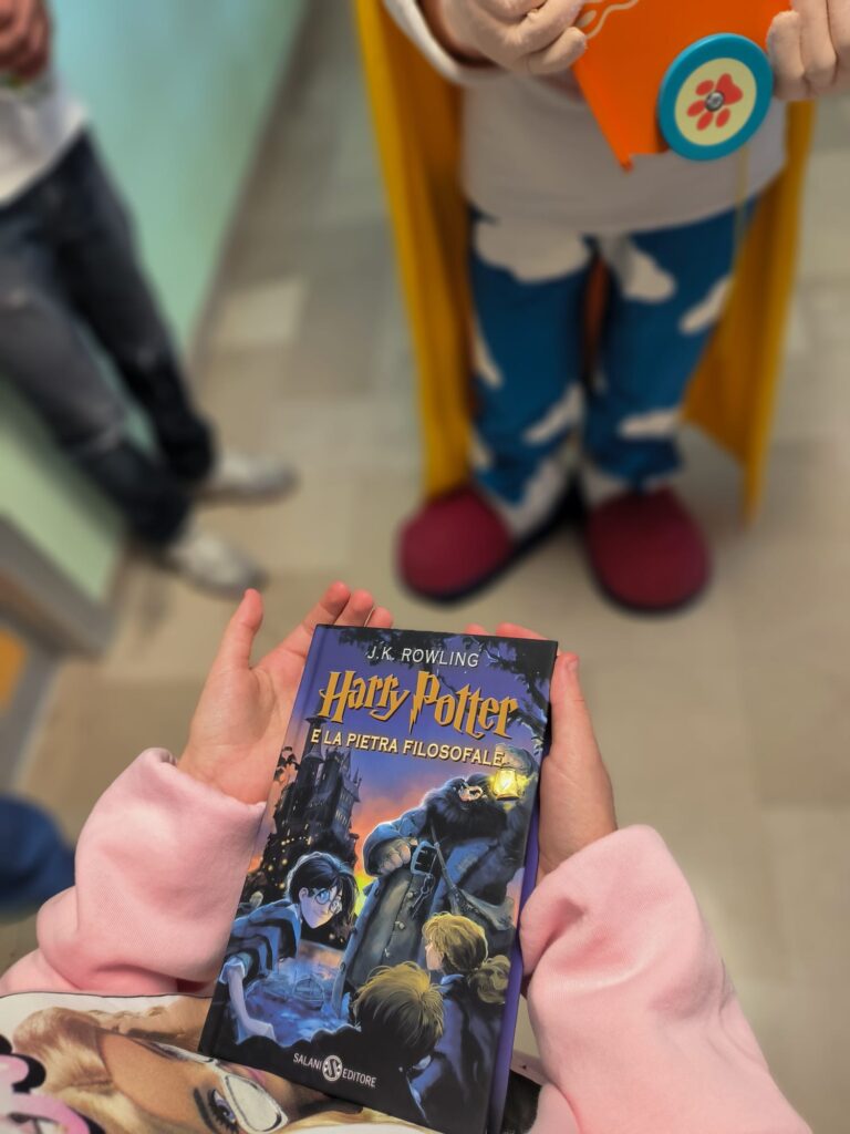 Un carretto di sorrisi e storie: i Clown Dottori de “Il Cuore Foggia” portano libri ai bimbi del Policlinico