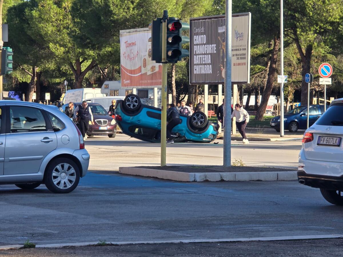 Foggia  incidente su viale degli Aviatori: auto si ribalta dopo lo scontro - 