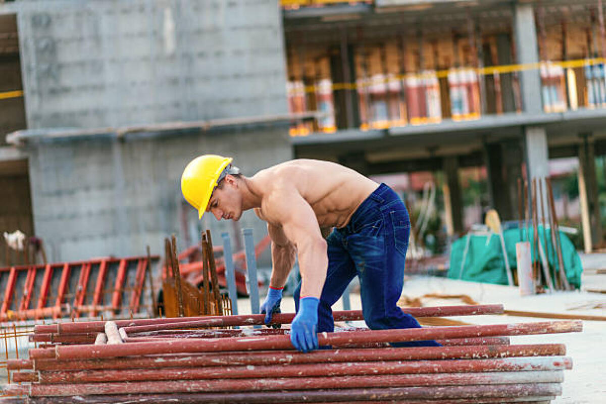 Foggia maglia nera per la disoccupazione in Puglia: solo il 47% lavora, uno su sei è senza impiego - Image of construction worker on construction site, working on site where skyscraper is being built. Manual worker has protective helmet and protective uniform. Image taken with Nikon D800 and professional Nikon lens, developed from RAW in highest res