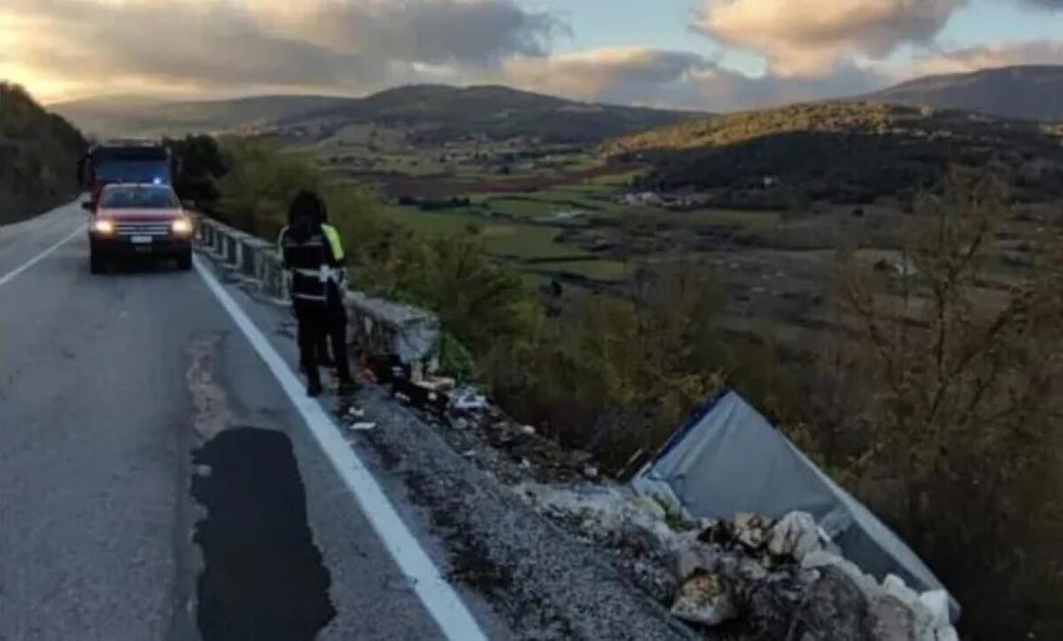 Statale 272: furgone sbanda e precipita nella scarpata - 