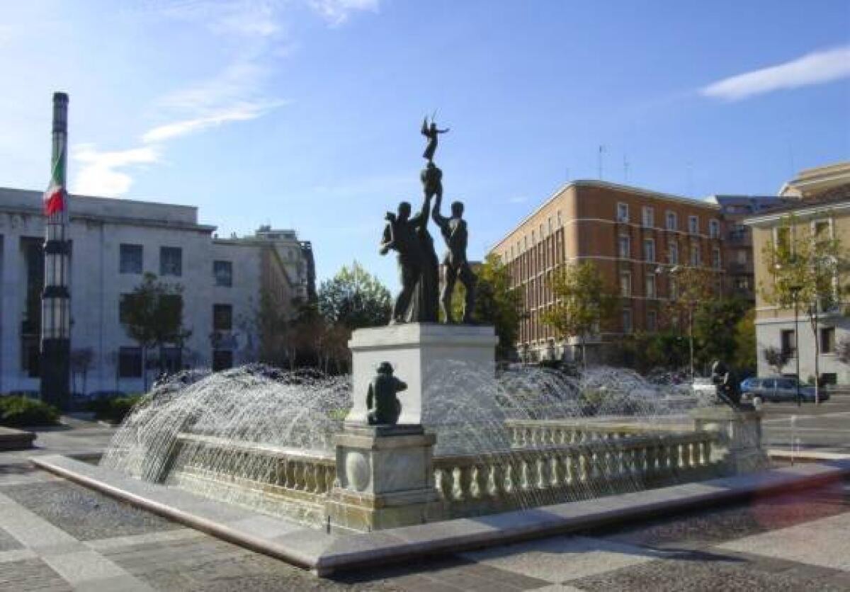 Foggia, in Piazzale Italia le celebrazioni per la Giornata dell’Unità Nazionale e delle Forze Armate - Il monumento ai caduti, in Piazza Italia