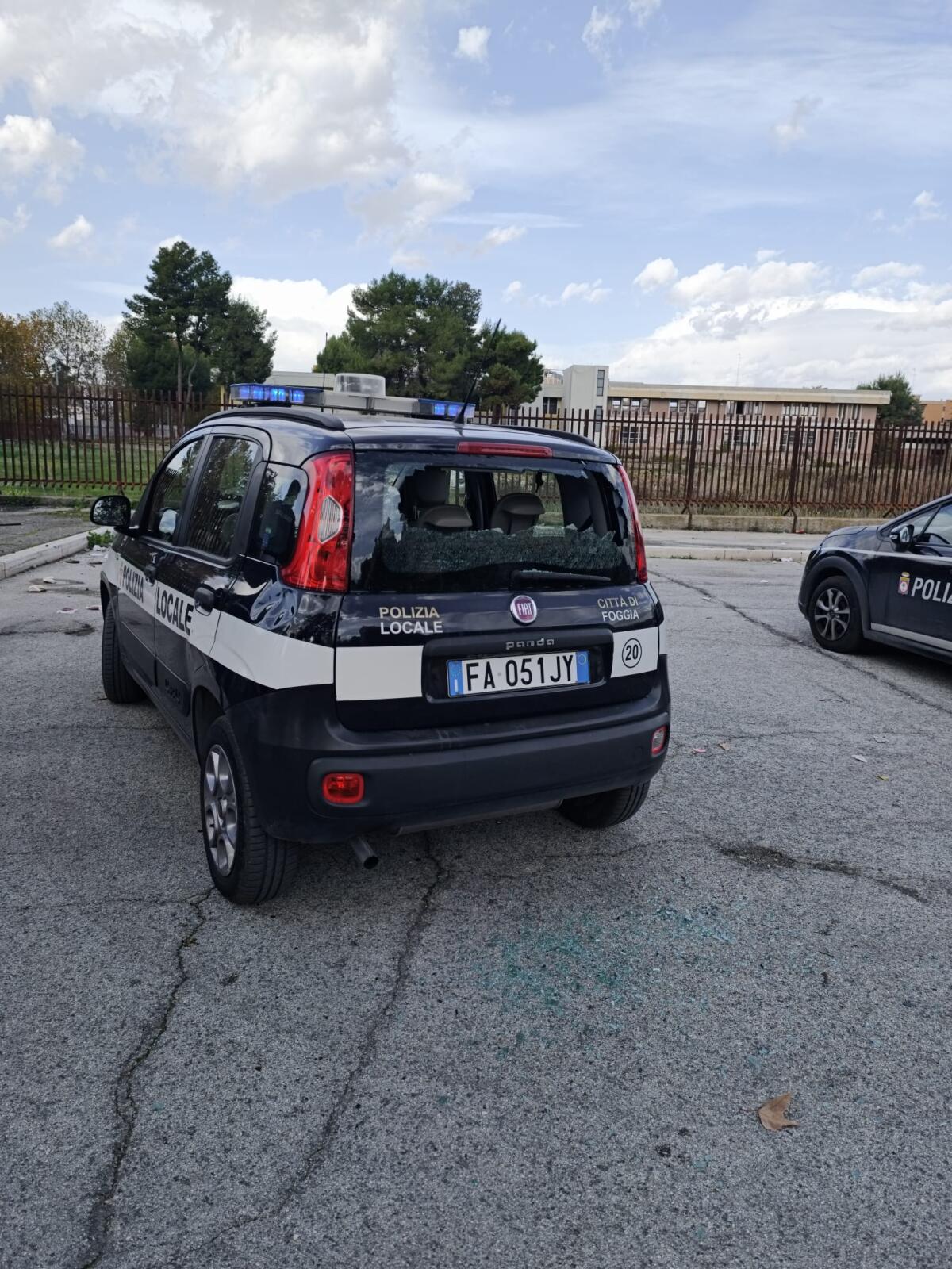 Foggia, sassi e bomba carta contro Polizia Locale - 
