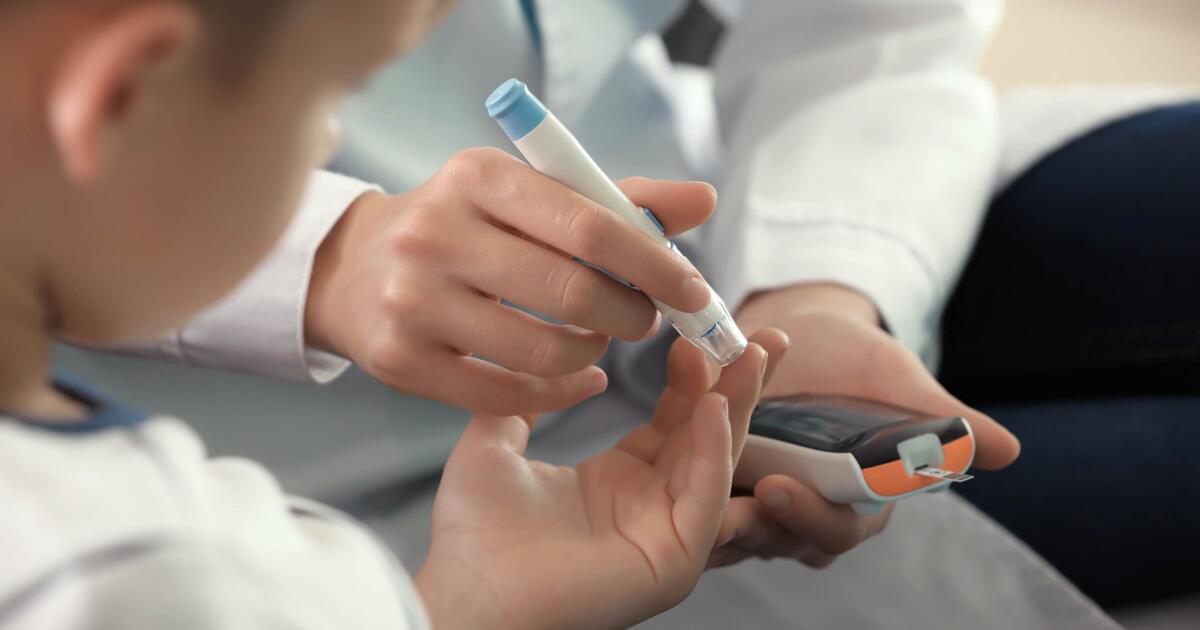 Foggia, Giornata mondiale del Diabete: iniziativa di sensibilizzazione nelle scuola primarie - Doctor using lancet pen and digital glucometer to check diabetic boy's blood sugar level, closeup