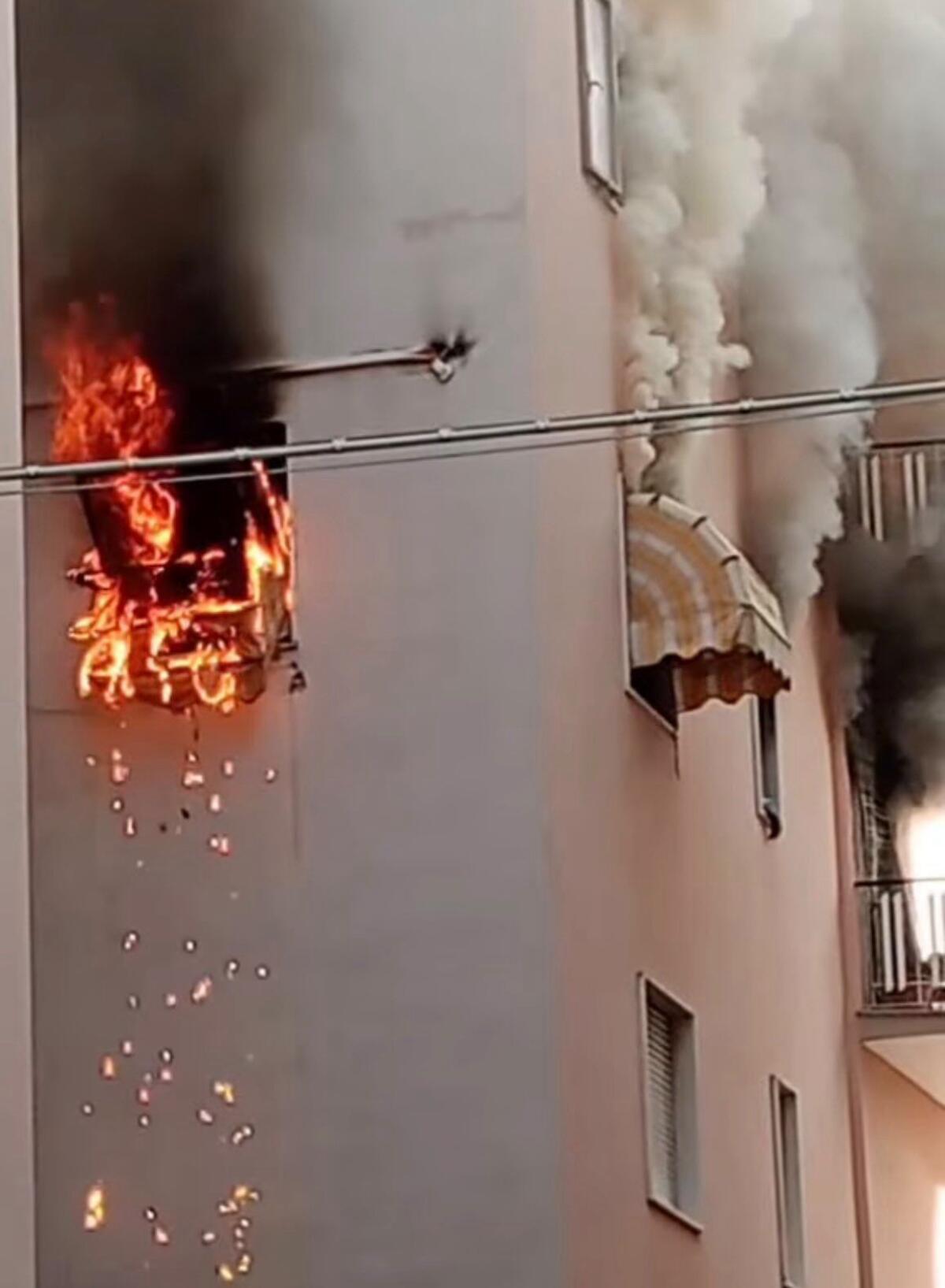 Manfredonia, incendio in un appartamento. Tratta in salvo una 91enne - 