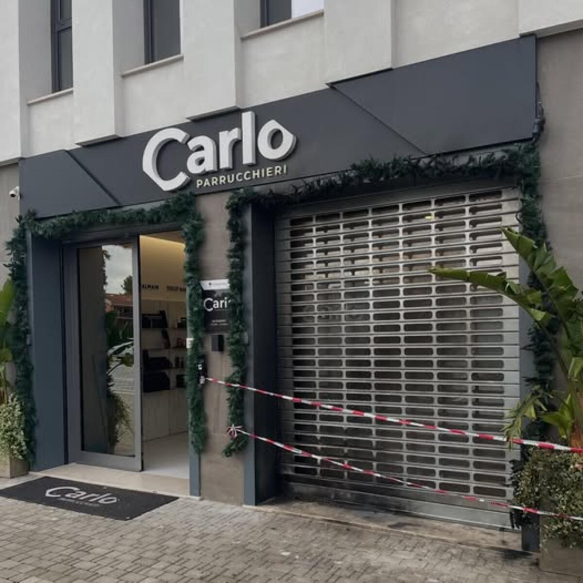 Incendio nella notte a Foggia: distrutto l'ingresso del salone “Carlo Parrucchieri” - 