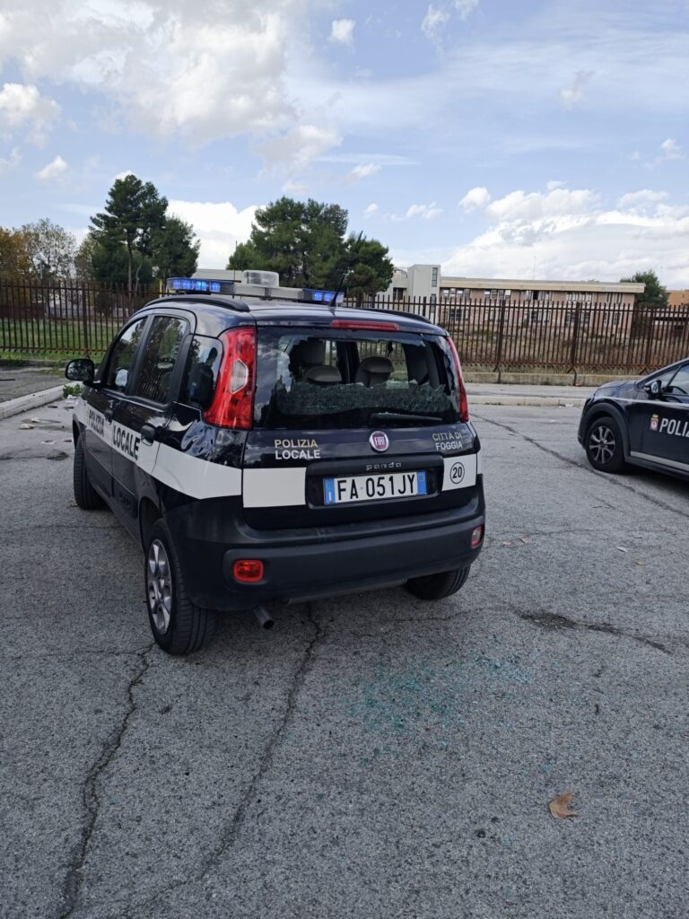 Foggia, sassi e bomba carta contro Polizia Locale