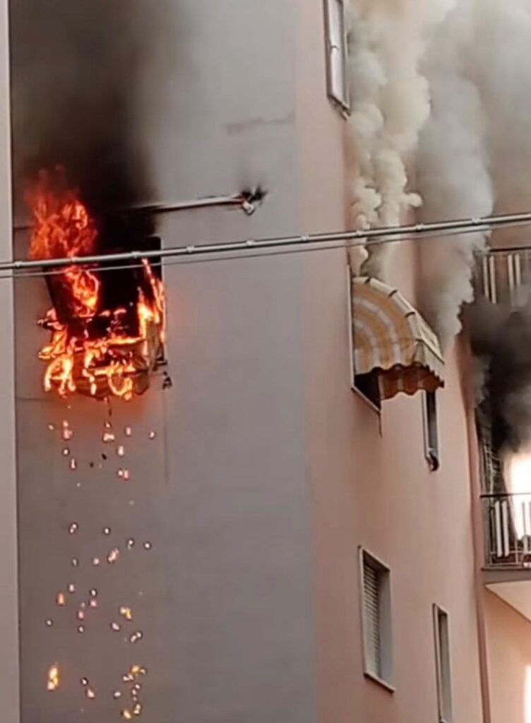 Manfredonia, incendio in un appartamento. Tratta in salvo una 91enne