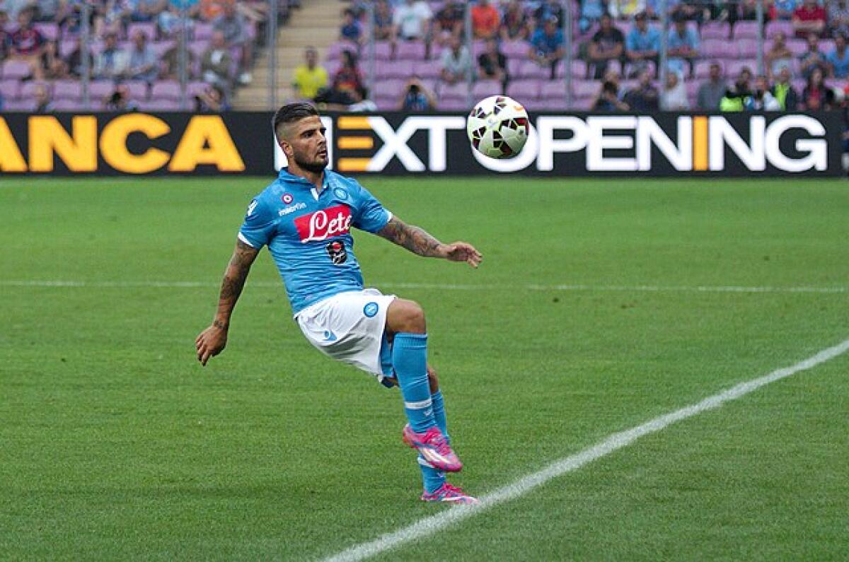 Insigne firma con la Lazio - Barça - Napoli - 20140806 - Creative Commons Attribution-Share Alike 3.0