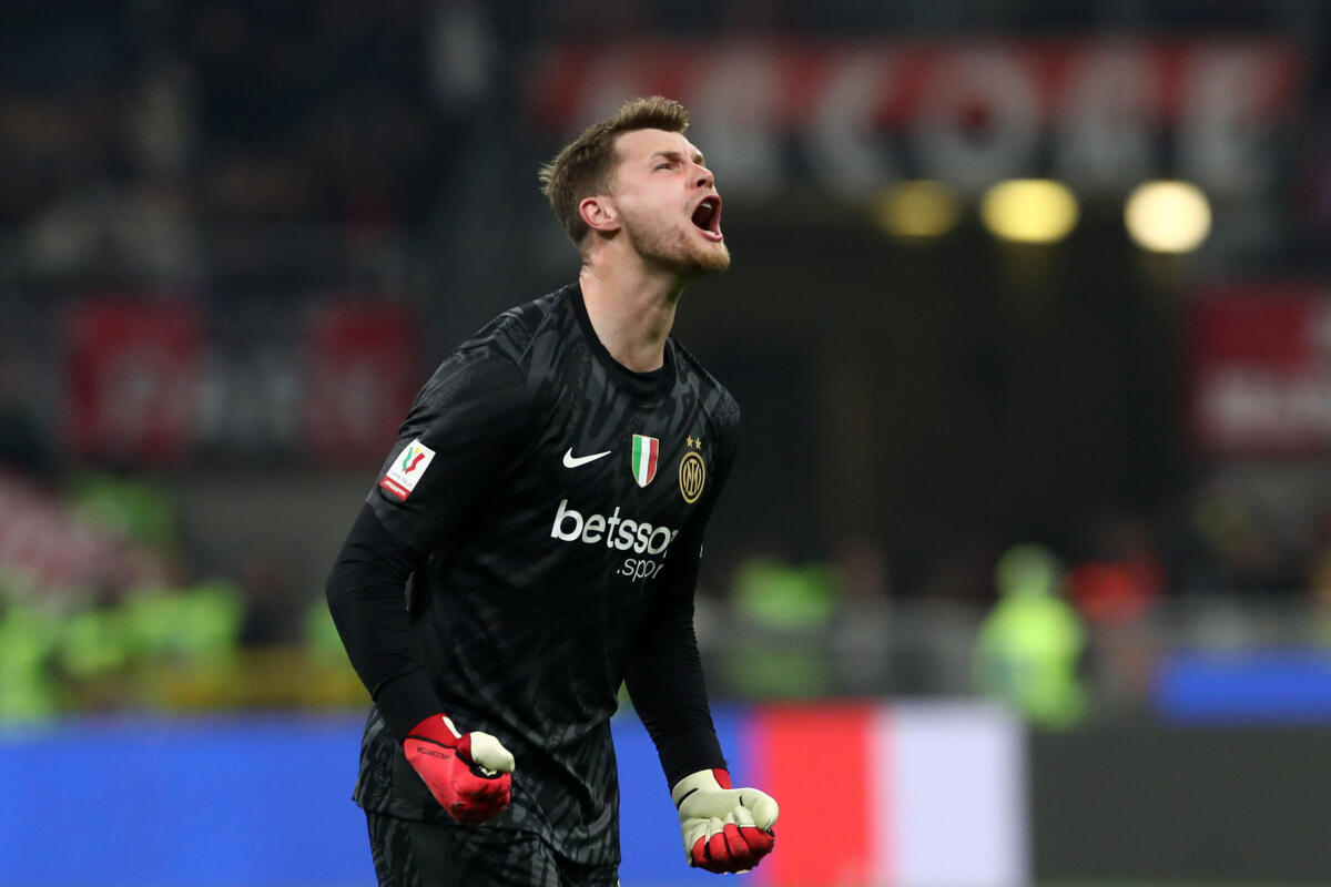 Il calendario degli ottavi di Coppa Italia - MILAN, ITALY - APRIL 02: Josep Martinez of FC Internazionale celebrates after his teammate Hakan Calhanoglu scored his side's first goal during the Coppa Italia Semi Final match between AC Milan and FC Internazionale at Stadio Giuseppe Meazza on Apri