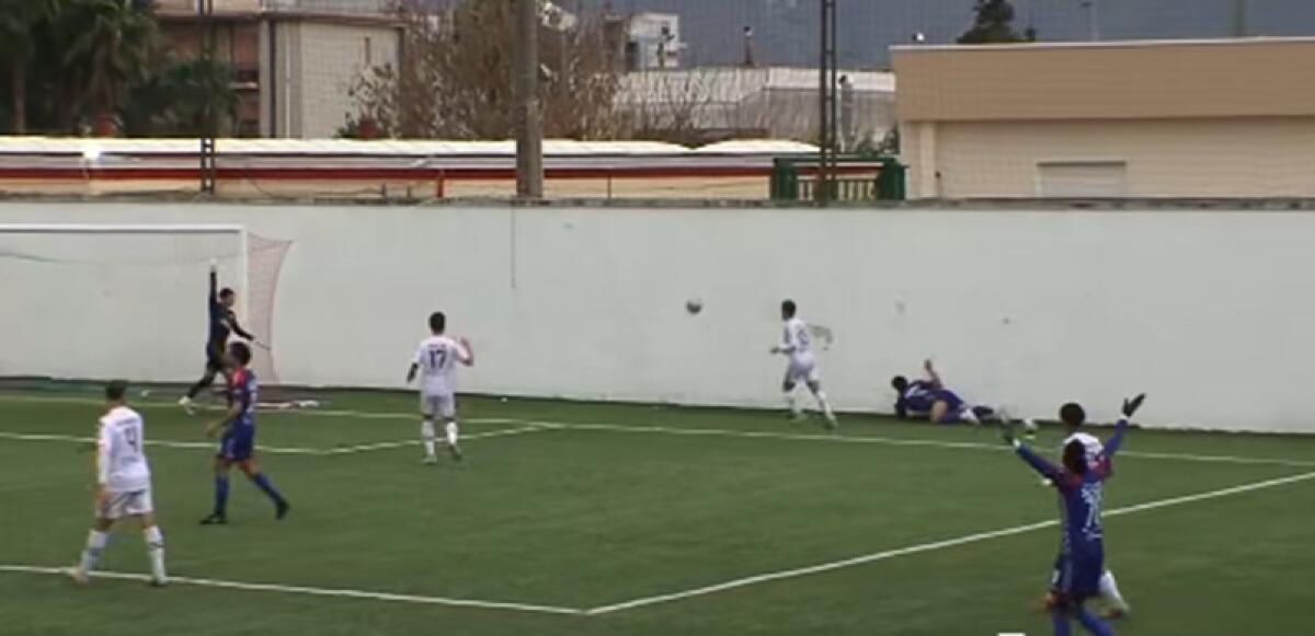Di testa contro il muro a pochi metri dal terreno di gioco: paura in Serie D - 