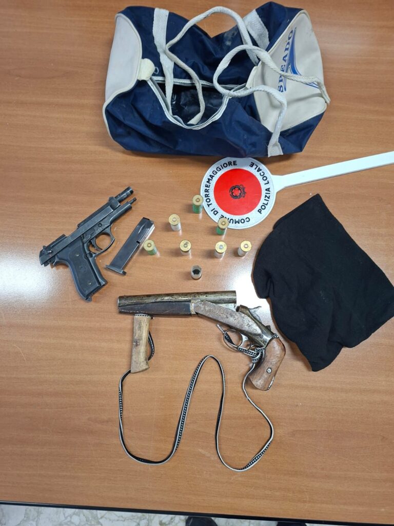 Torremaggiore, la polizia locale sequestra pistola e fucile a canne mozze
