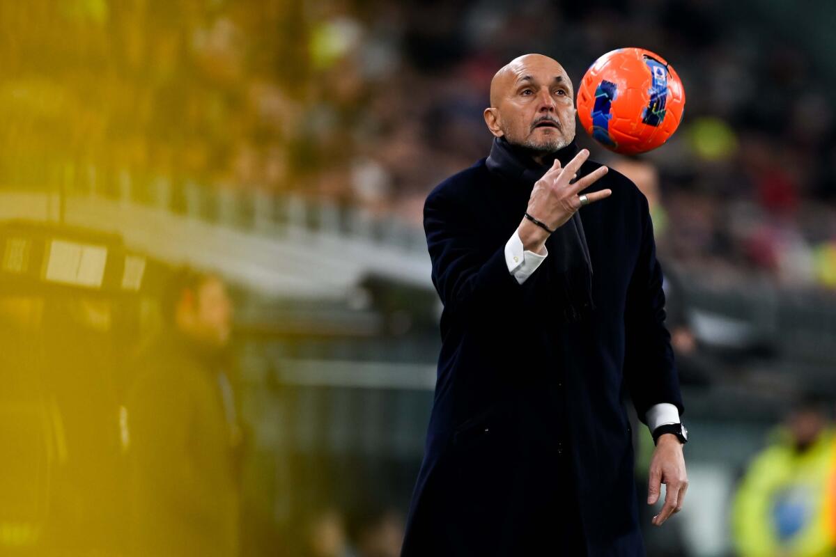 Juve, formazione per il derby d'Italia già fatta? Spalletti ha le idee chiare - TURIN, ITALY - JANUARY 25: Juventus head coach Luciano Spalletti passes the ball during the Serie A match between Juventus FC and SSC Napoli at Juventus Stadium on January 25, 2026 in Turin, Italy. (Photo by Daniele Badolato - Juventus FC/Juventus FC