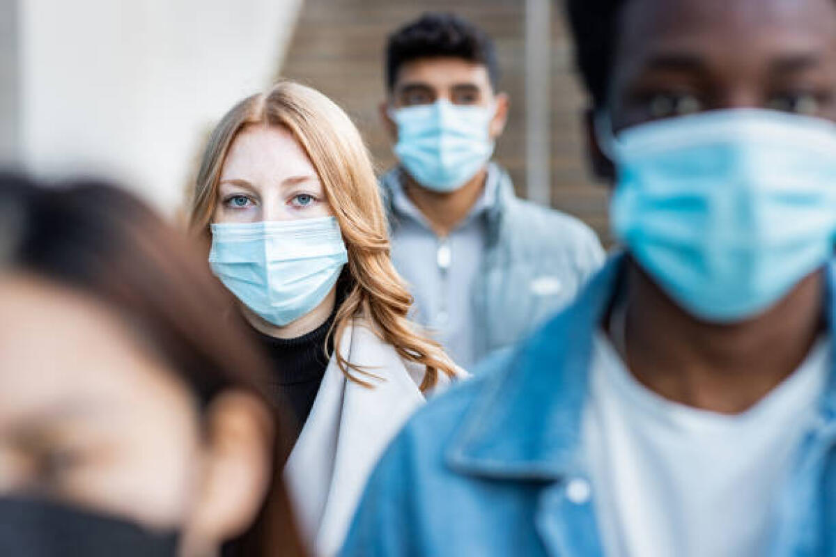Oggi è la Giornata nazionale in memoria delle vittime del Covid - Authentic shot of multiracial people in the city wearing face mask and walking on the pavement commuting to work - Lifestyle and health issues concepts