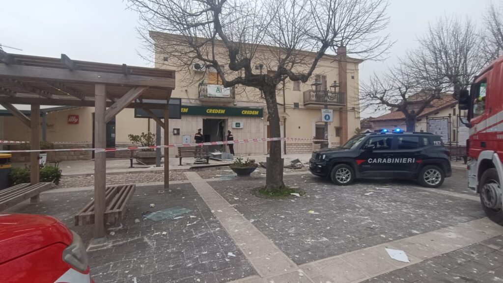 Pietra Montecorvino, assalto bancomat