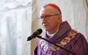 San Giovanni Rotondo, 70 anni di Sollievo: Il Cardinale Parolin celebra l’eredità viva di Padre Pio tra la carezza di San Pio e la tempesta di oggi