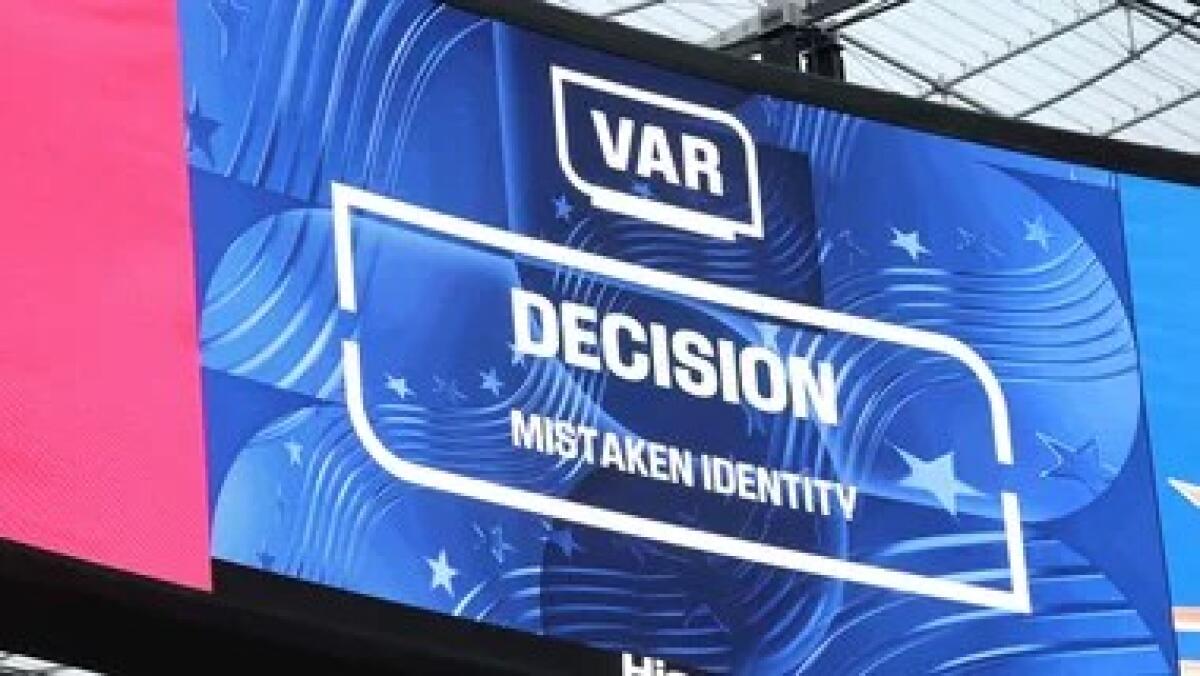 Rivoluzione VAR ai Mondiali 2026: decisione storica in Stati Uniti-Paraguay, invertito un cartellino per simulazione - https://www.hindustantimes.com/sports/football/explained-the-first-ever-world-cup-mistaken-identity-var-review-and-yellow-card-reversal-in-usa-vs-paraguay-101781345669457.html
