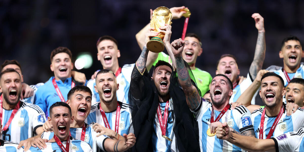 Mondiali 2026: le nazionali favorite - LUSAIL CITY, QATAR - DECEMBER 18: Lionel Messi of Argentina lifts the FIFA World Cup Qatar 2022 Winner's Trophy  during the FIFA World Cup Qatar 2022 Final match between Argentina and France at Lusail Stadium on December 18, 2022 in Lusail City, Qata