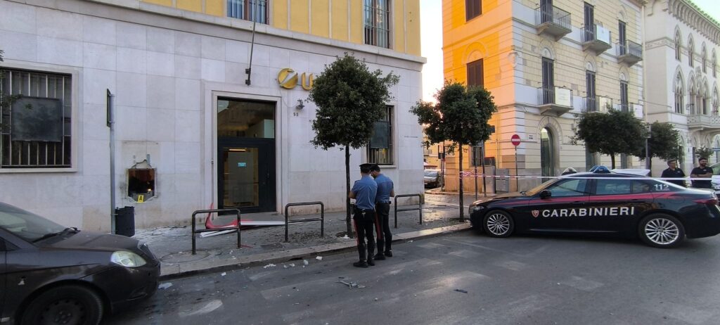 Cerignola, assalto al bancomat della Unicredit