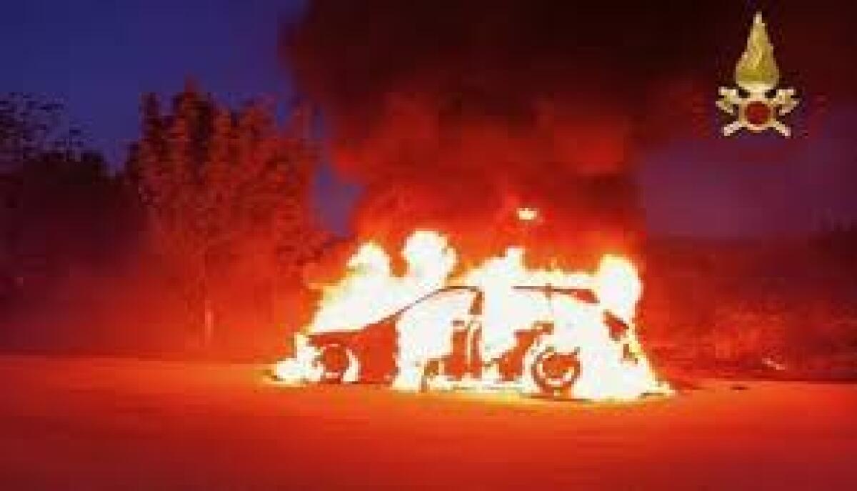Carapelle, un'altra auto incendiata: dopo quella del sindaco in fiamme il veicolo di un dipendente comunale - 
