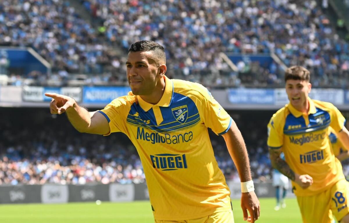 Napoli-Frosinone, asse caldo di mercato: telefonata De Laurentiis-Stirpe, il Frosinone chiede Cheddira - https://www.instagram.com/p/C5wMvKHtX_a/?hl=it&img_index=1