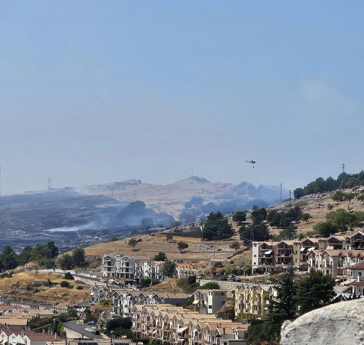 Incendio nelle campagne di Pulsano, in azione due canadair. Chiusa la provinciale 56 - 