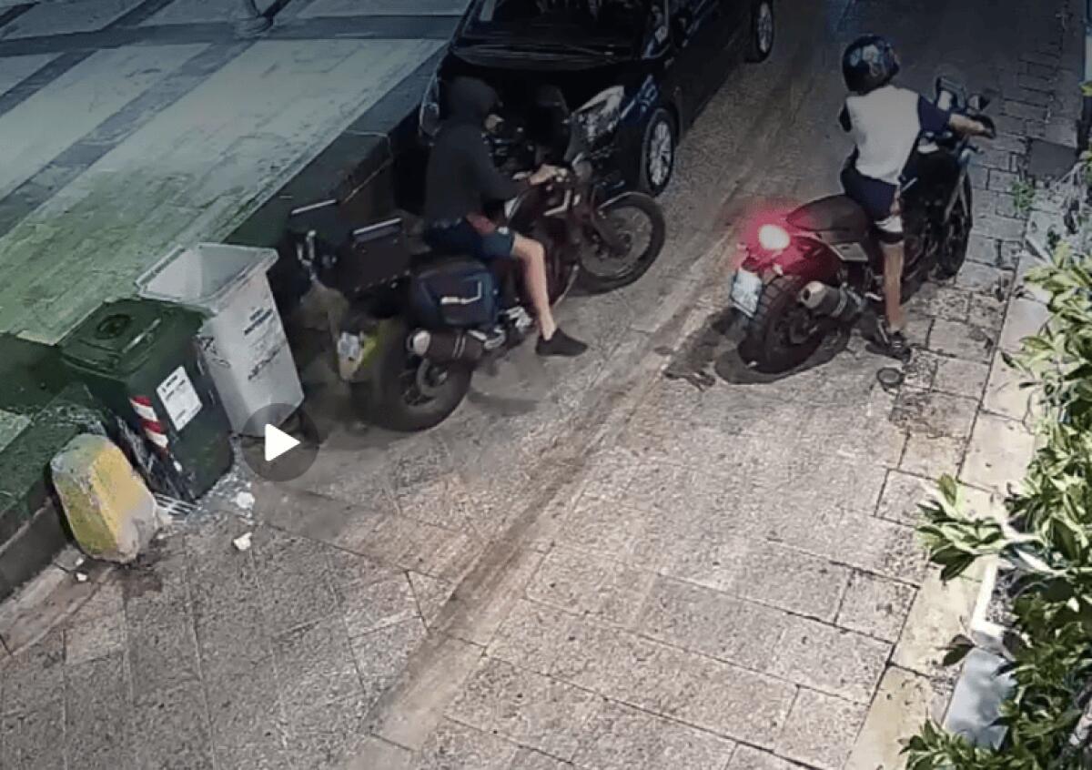 Foggia, rubata nella notte la moto di una coppia di turisti francesi: ladri in azione in piazza Mercato - 