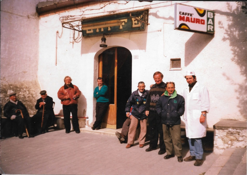 Pietramontecorvino non ci sta: il bar più antico chiude dopo 138 anni, ma la comunità lo riprende con sé