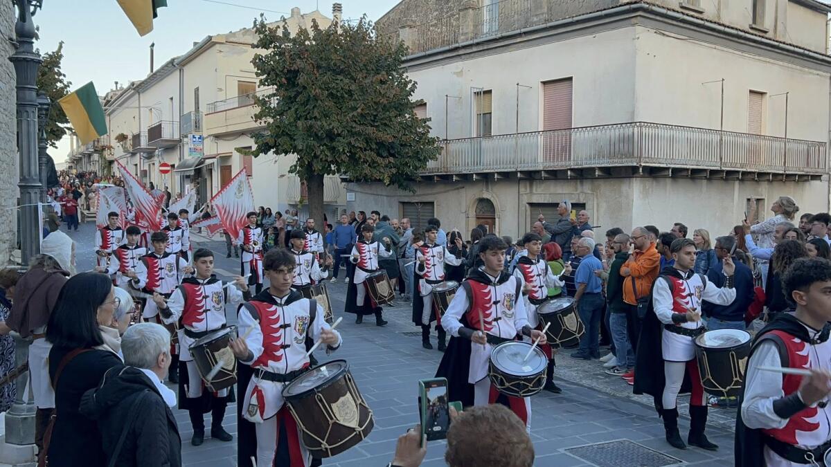 Fuochi e luci dalla Torre, dame e cavalieri nelle vie: ecco Terravecchia - 