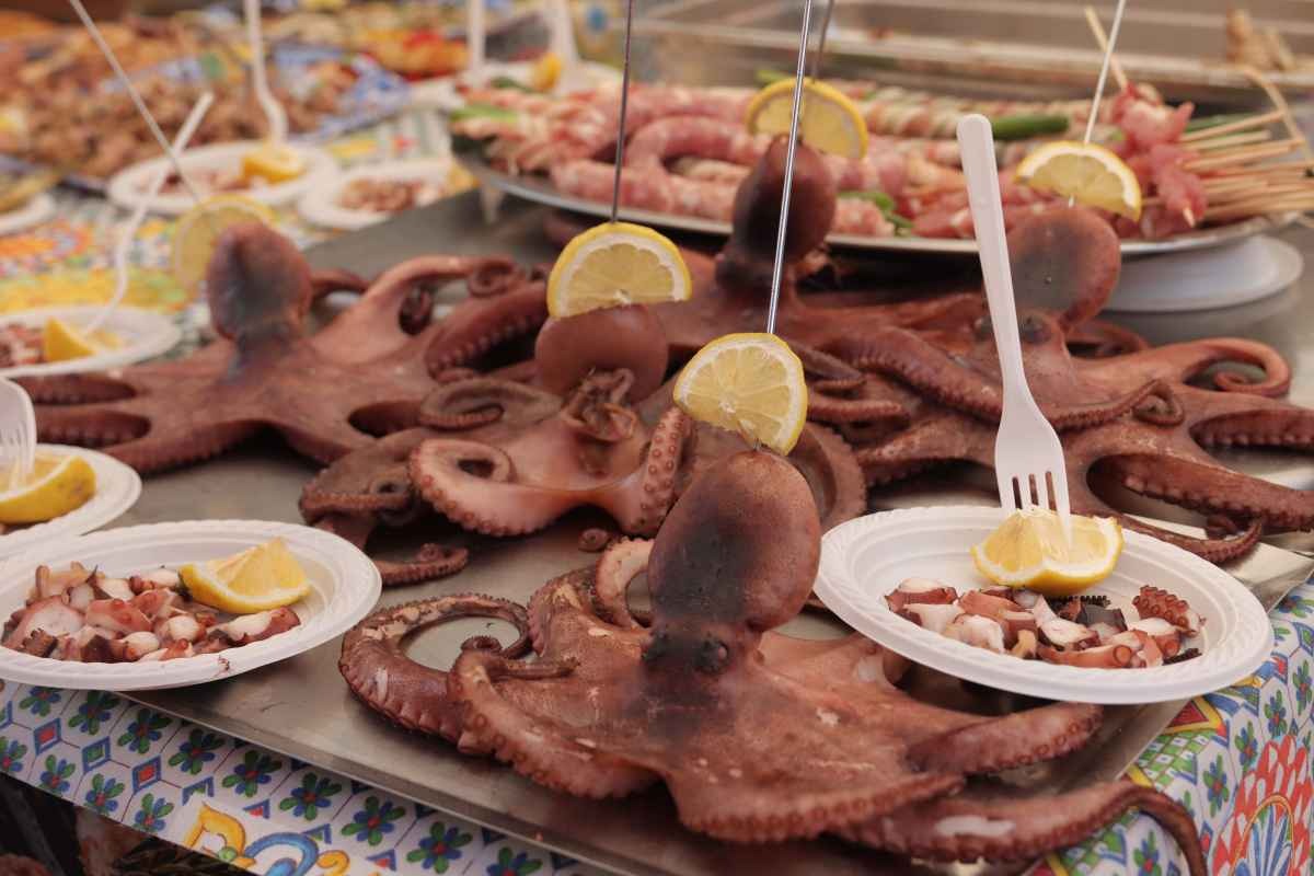 Palermo da mangiare in un giorno: Ballarò, Vucciria e lo street food da non perdere - 
